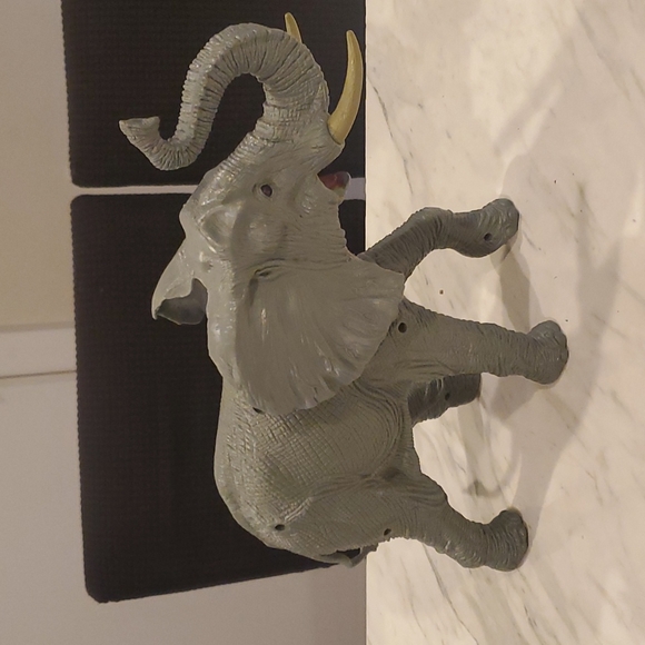 Animal Planet Discovery - Toys R Us Exclusive Elephant Toy - with Sound - 12" - Picture 3 of 9